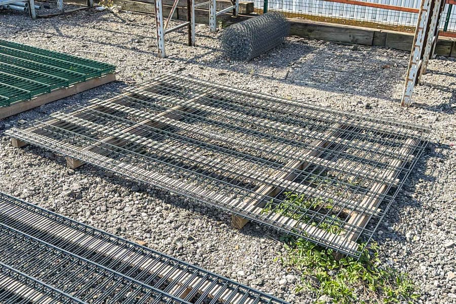 2 Gitterzaunelemente, ca. 5 lfm